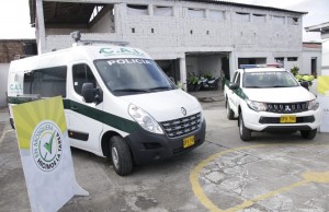 Mosquera entrega camioneta y CAI móvil a la Policía