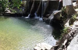 Persona habría intentado lavar brochas con pintura en piscina natural en Guaduas