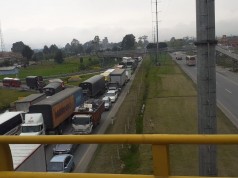 Tráfico lento en la salida de tres esquinas en Funza, vía Calle 13