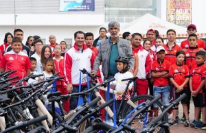 Se entregan bicicletas y dotación a deportistas funzanos