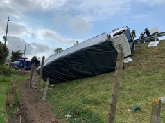 Trancón por volcamiento de Furgón en vía tres esquinas – Funza