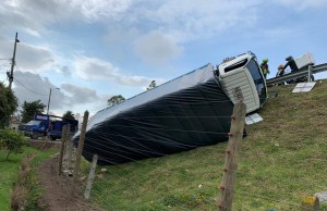 Trancón por volcamiento de Furgón en vía tres esquinas – Funza