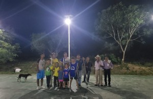 Con postes solares, la luz llegó por primera vez a lugares apartados de Jerusalén