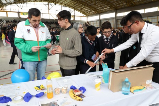 Estudiantes chienses muestran sus propuestas de emprendimiento
