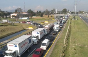 Carril de calle 13 está cerrado por fatal accidente en el que estuvo involucrado un ciclista