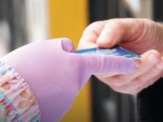 Puerta a puerta alcaldía de Funza entrego 120 bonos a adultos mayores