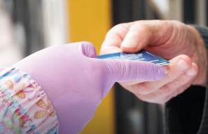 Puerta a puerta alcaldía de Funza entrego 120 bonos a adultos mayores