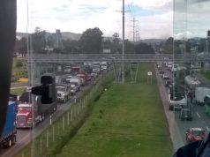 Congestión vehicular por calle 13 por volcamiento de furgón