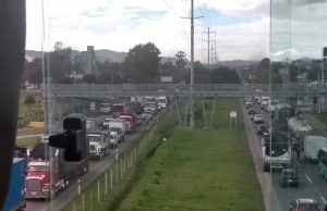 Congestión vehicular por calle 13 por volcamiento de furgón