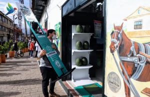 Comerciantes de Funza reciben dispensadores de gel desinfectante