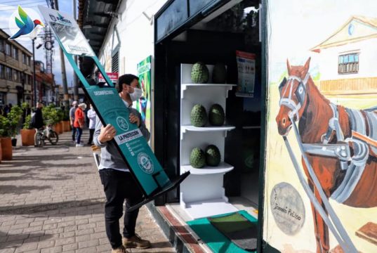 Comerciantes de Funza reciben dispensadores de gel desinfectante