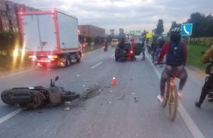 Fuerte accidente se presentó entre motocicleta y vehículo en vía Mosquera – Madrid