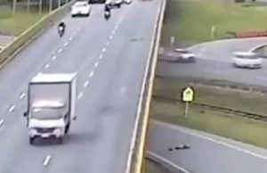 Conductor que atropelló y arrojó de puente al ciclista fue dejado en libertad