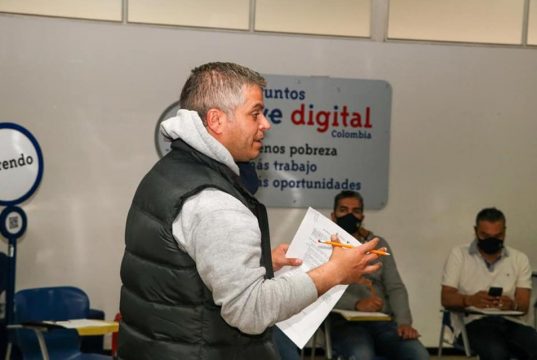 Alcalde de Mosquera se reúne con grupos juveniles del territorio