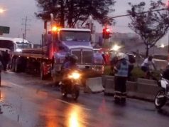 Continúa trancón por Calle 13, Tracto camión se subió a la cicloruta