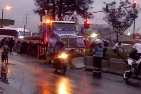 Continúa trancón por Calle 13, Tracto camión se subió a la cicloruta