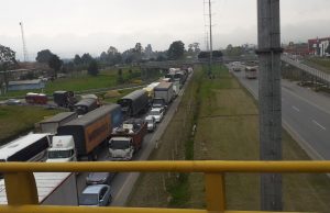 Se reportan trancones en Calle 13 y Calle 80 por paro de taxistas