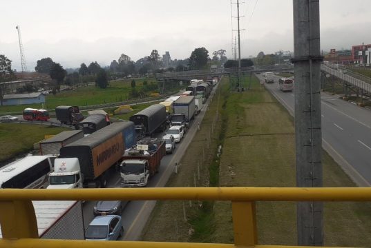 Se reportan trancones en Calle 13 y Calle 80 por paro de taxistas