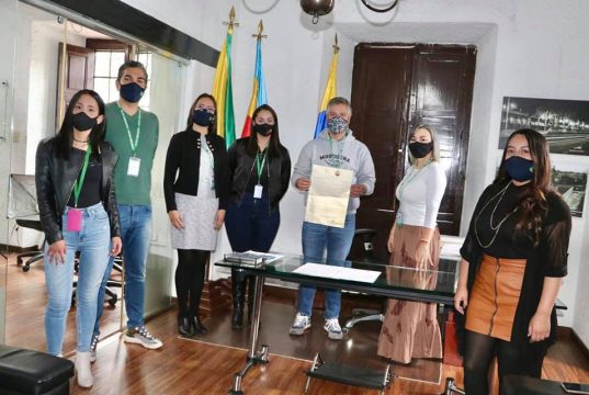 Mosquera recibe reconocimiento en honor a su trabajo por la defensa de las mujeres