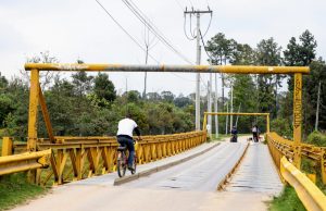 Cierre del puente que conduce hacia el parque la florida, en Funza