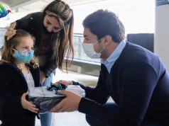Entrega de uniformes a estudiantes en Funza