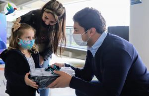 Entrega de uniformes a estudiantes en Funza