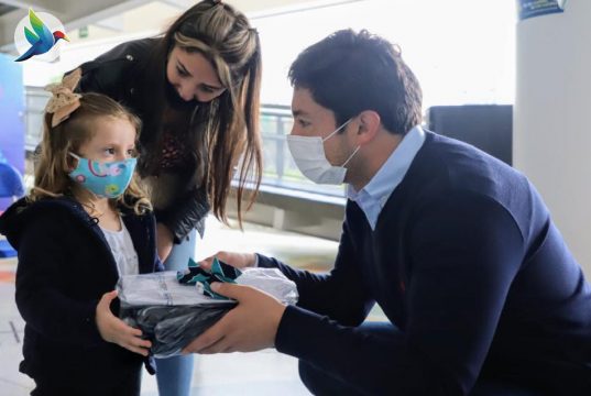 Entrega de uniformes a estudiantes en Funza