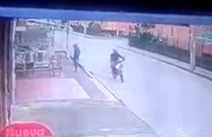 Presuntos asaltantes en moto ‘atacan’ en Mosquera