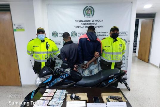 Capturados por hurto se les incautó una pistola, una granada en Madrid