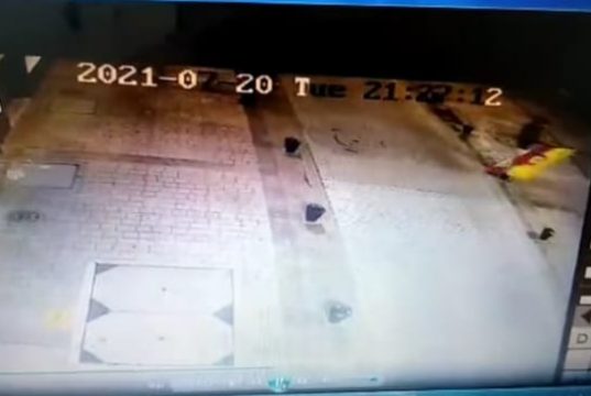 Exigen que les devuelvan símbolos patrios