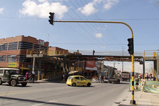 Cierre vial en la AV. 9 a la altura de estación de Policía de Funza