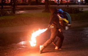 Dos policías fueron atacados con acido y gasolina en Bogotá