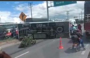 Bus intermunicipal se volcó en vía Mosquera – Madrid