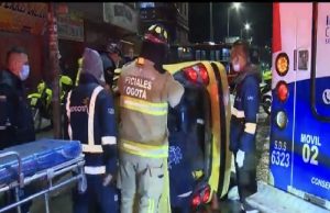 Madre e hija llevaron la peor parte cuando taxi se volcó en Bogotá