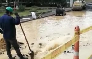 Empresa de Acueducto y Alcantarillado Madrid repara ruptura de un tubo