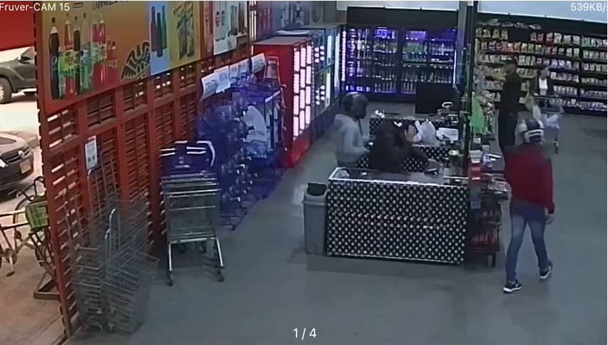 Local comercial en Mosquera fue robado por sujetos en moto