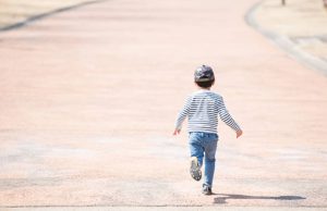 Descuido a menor casi causa accidente en Mosquera