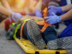 Por accidente con camión personas quedaron atrapadas en sus vehículos