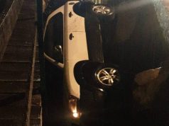 Vehículo quedó atrapado en medio de gigantesco hueco