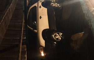 Vehículo quedó atrapado en medio de gigantesco hueco