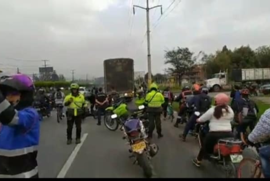 Por accidente hay paso restringido en la Calle 80