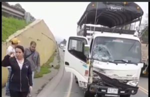 Fuerte accidente entre un motociclista y un furgón en Bogotá