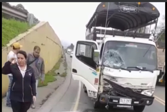 Fuerte accidente entre un motociclista y un furgón en Bogotá