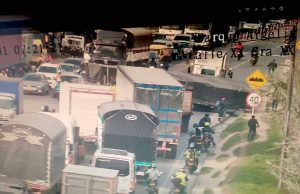 Increíble trancón en vía Siberia – Funza por descarrilamiento de tractocamión