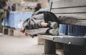 Cuidado: habitante de calle genera peligro en la Calle 80