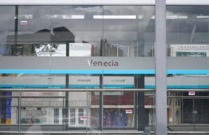 ¿Sin gasolina? Motociclista decidió viajar con su vehículo en Transmilenio