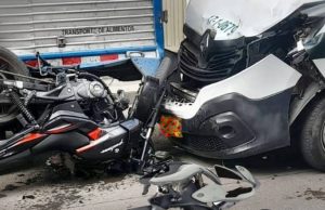 Grave accidente entre una patrulla de policía y un motociclista