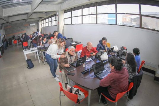 En Mosquera los adultos mayores fortalecen sus habilidades digitales