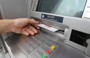 Dos personas intentaron robar un cajero automático y terminaron accidentados