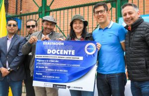 Mosquera entregó 1.998 sudaderas a los estudiantes del municipio